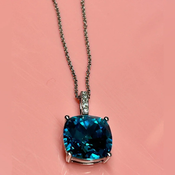 Swarovski Crystal Cushion Sterling Silver pendant on 18 inch chain. 925 - Picture 1 of 6